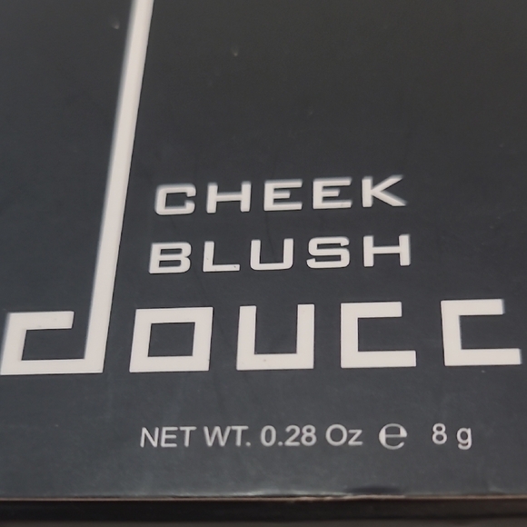 Doucce Other - Doucce Cheek Blush Compact in Black